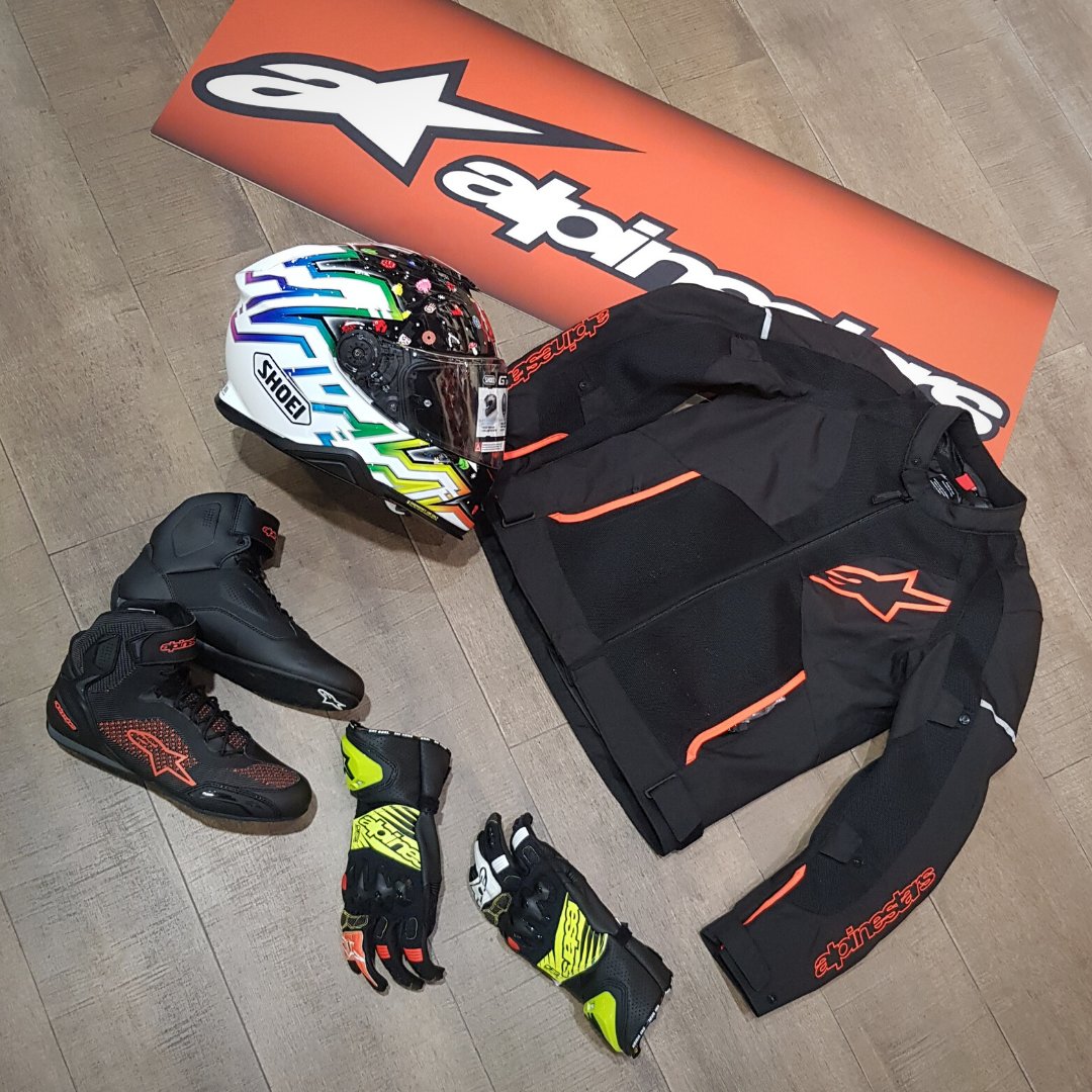 CiclosAlbacar's tweet photo. En verano, también se puede ir cómodo y seguro encima de la #moto. Escoge una equipación ventilada y no pases calor 🥵.

✅ Casco #Shoei GT-Air 2 Lucky Charms
✅ Chaqueta #Alpinestars Viper V3 Air
✅ Zapatillas #Alpinestars Faster-3 Rideknit
✅ Guantes #Alpinestars GP Tech V2 https://t.co/i99iDXt9U3