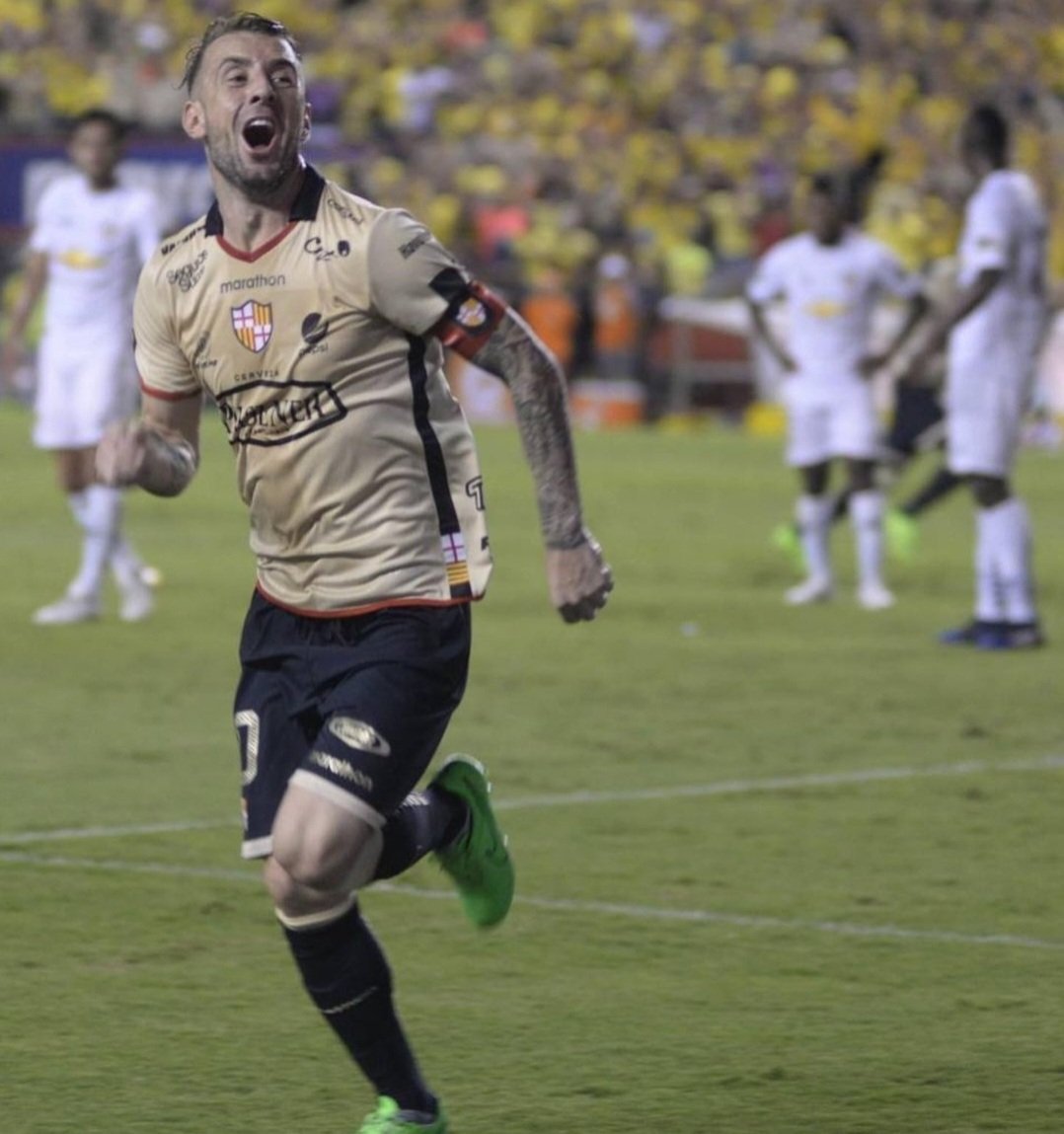 MauricioOrtegaE's tweet photo. ¿PODRÁ DAMIÁN DÍAZ SUPERAR EL RECORD DE EPHANOR VS LDUQ? En la previa del Barcelona #LigaDeKitu, recordemos los máximos goleadores toreros contra la U: @VEphanor con 10 goles, @Kitudiaz1070 y Manuel Uquillas ambos con 8 goles y @carlosmunozjr con 7 goles. Superará Kitu a Ephanor? https://t.co/ZRVObXhivN