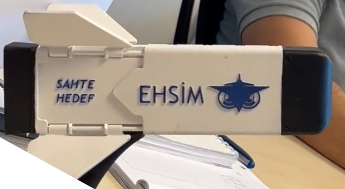 TyrannosurusRex's tweet photo. 🇹🇷 Eylül 2015'te başlatılan @HavelsanEhsim RF Temelli Sahte Hedef (RF Decoy) projesinde 2021 yılında uçaktan gerçek atış testi seviyesine gelindi.

Test ve kabullerin kısa süre içerisinde tamamlanıp en geç önümüzdeki yıl envantere girmesi bekleniyor. https://t.co/OvJddqeZaH