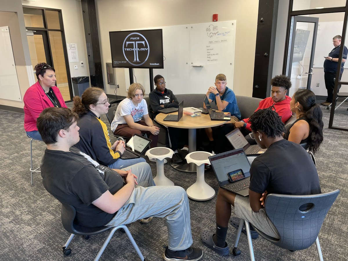 AmpLabEW's tweet photo. Teams give each other feedback as we prepare for our first Community Day tomorrow.  #amplab #electricworks https://t.co/qeGDnfqT2X