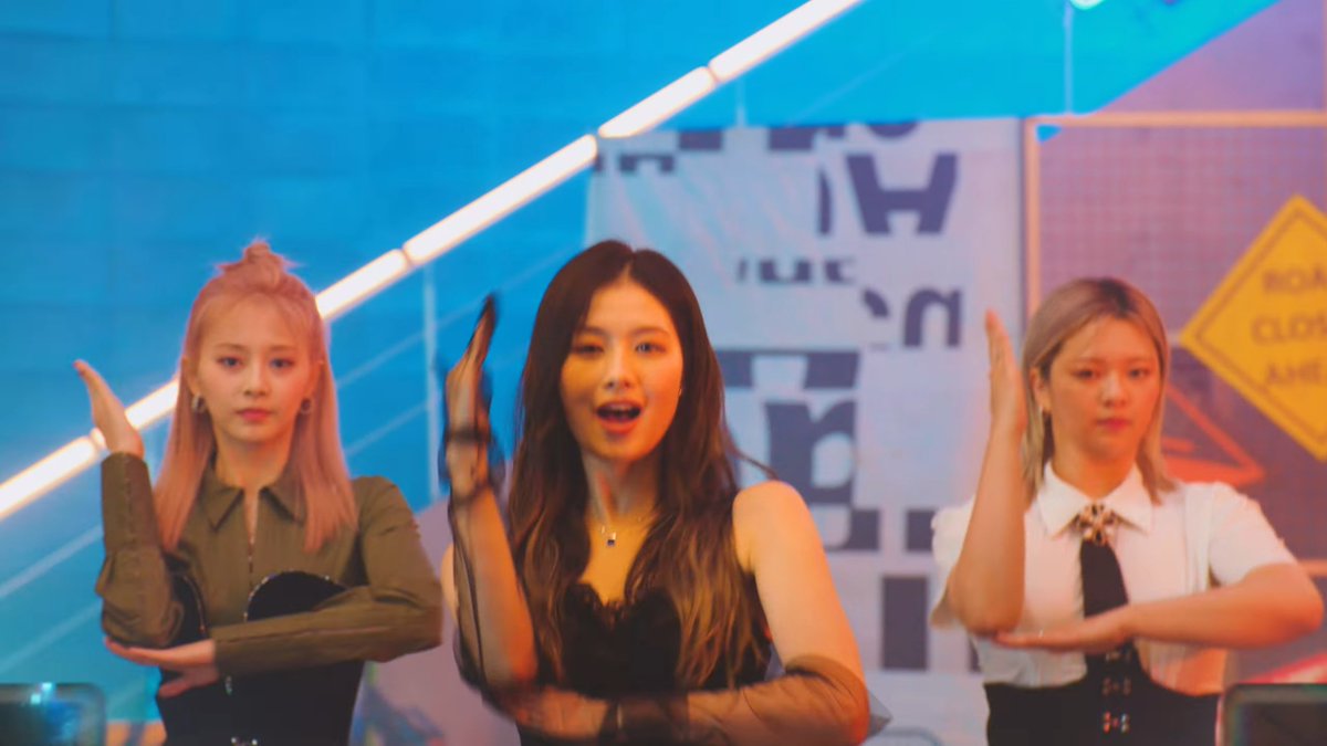 TwiceJas's tweet photo. THE L.O.V.E. HANDPOSE IN THE CHOREOGRAPHY IS SOOOO CUTE AAAAAAAAAAAAAH!!!

TalkThatTalk MV Teaser2
#TalkThatTalk #Between1and2 #TWICE 
@JYPETWICE https://t.co/3tN9ZLRatz
