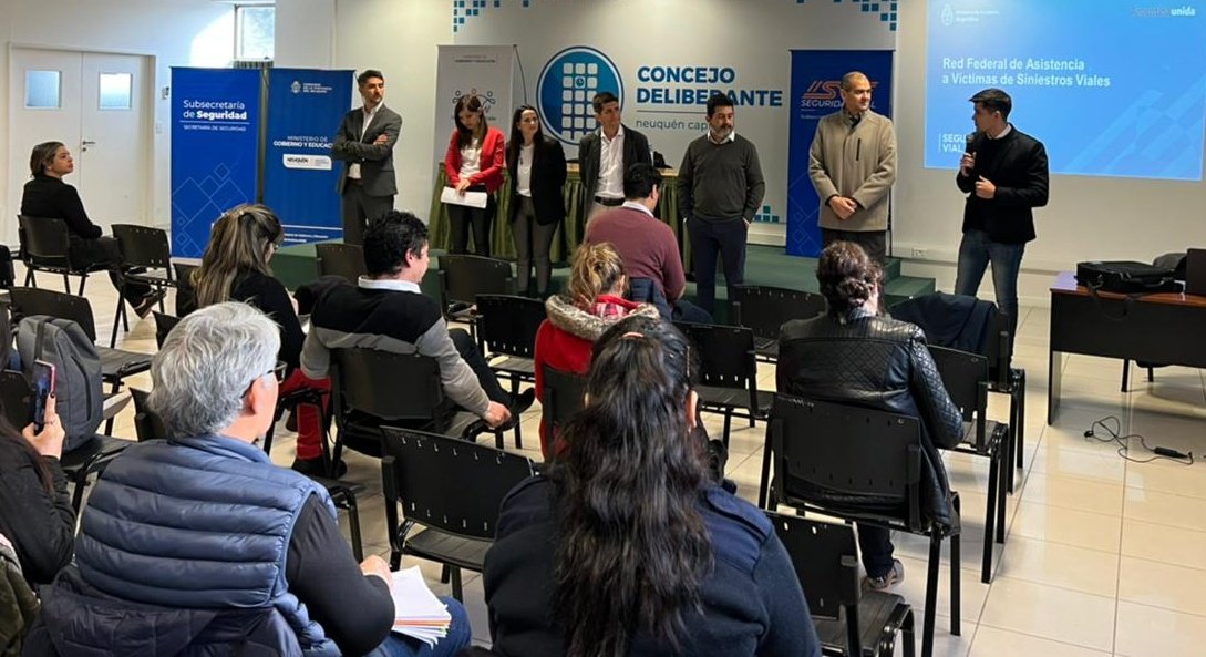 sanbeatorres's tweet photo. Hoy en el @cdneuquen con la presencia de @JuanJuanoolmos de la @InfoSegVial organizado por @CVneuquen @OLlancafilo #linea149 opción 2 @djdanimarquez @MovyCiudadano https://t.co/GOH5YiaqgJ