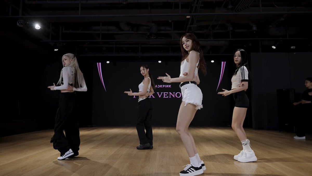 cyanblink's tweet photo. PINK VENOM DANCE PRACTICE https://t.co/gNe6KxyQE5