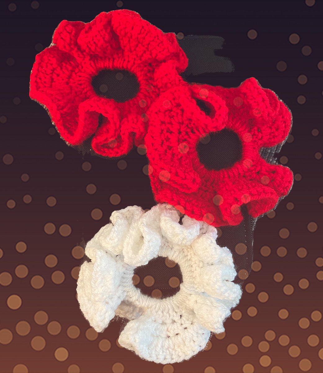 jo_savs's tweet photo. Another set of scrunchies done ready for the start of school ❤️❤️🤍 xx #crochet #hairaccessories #handmade #crochetmagic https://t.co/UXREkCayT6