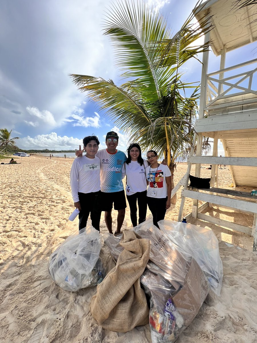 AdrianPerezVera's tweet photo. 🙋🏽‍♂️Miércoles madrugador con el #SindicaTeam

#LlegamosTodxs con @EcoBoy_1 y @ZOFEMAT_SolQR a limpiar la playa de la 72🏖

Encontramos mucho plástico, cartón, vidrio, en fin. Está súper padre visitar nuestras hermosas playas pero por fa seamos responsables y pongamos la basura en🗑 https://t.co/8PkPYhR8WW