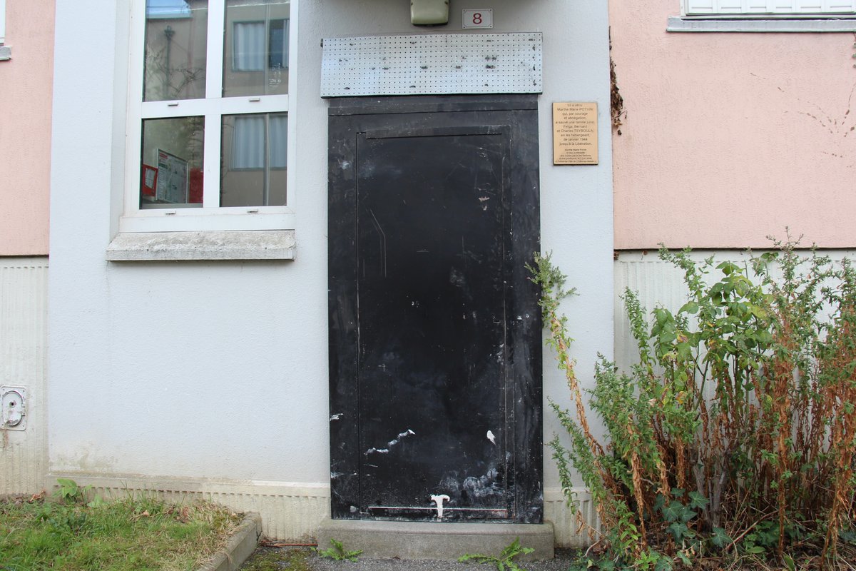 BarbaraGutglas's tweet photo. Le désastre continue à la @ButteRouge la mairie vide les logements et bloque les entrées de immeubles par des portes métalliques. Que fait l'Etat? @SPPEF @Prefet92 @Prefet75_IDF @FneIDF @team_archi @c_leconte @EmmanuelMacron @RimaAbdulMalak Non à la démolition de la cité-jardin ! https://t.co/dnEah40A0O