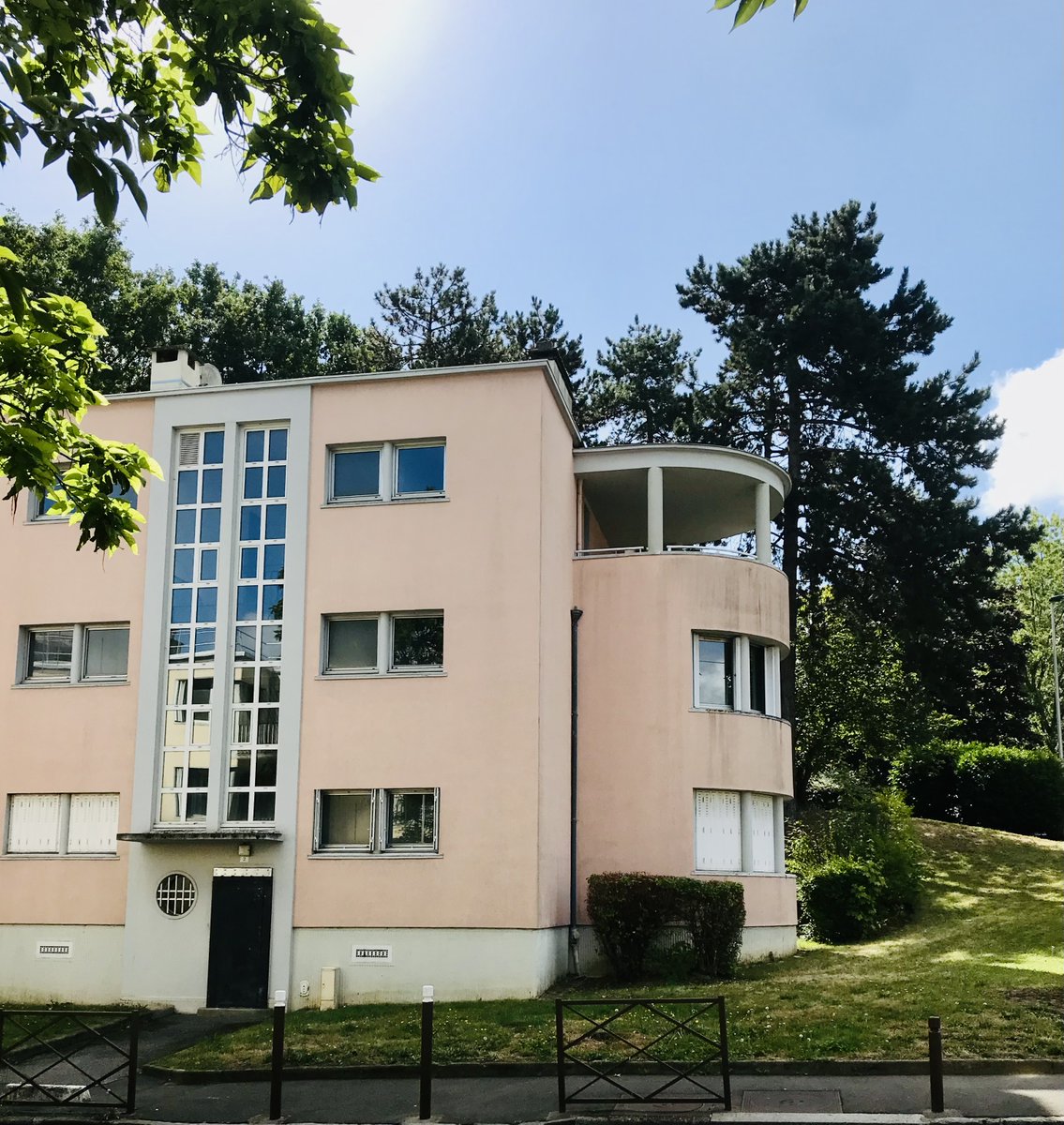 BarbaraGutglas's tweet photo. Le désastre continue à la @ButteRouge la mairie vide les logements et bloque les entrées de immeubles par des portes métalliques. Que fait l'Etat? @SPPEF @Prefet92 @Prefet75_IDF @FneIDF @team_archi @c_leconte @EmmanuelMacron @RimaAbdulMalak Non à la démolition de la cité-jardin ! https://t.co/dnEah40A0O