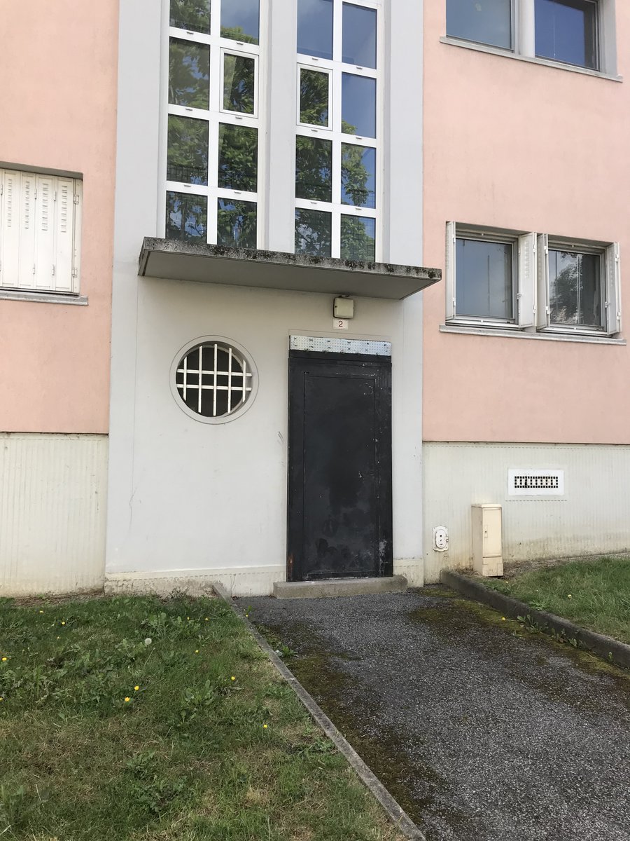 BarbaraGutglas's tweet photo. Le désastre continue à la @ButteRouge la mairie vide les logements et bloque les entrées de immeubles par des portes métalliques. Que fait l'Etat? @SPPEF @Prefet92 @Prefet75_IDF @FneIDF @team_archi @c_leconte @EmmanuelMacron @RimaAbdulMalak Non à la démolition de la cité-jardin ! https://t.co/dnEah40A0O