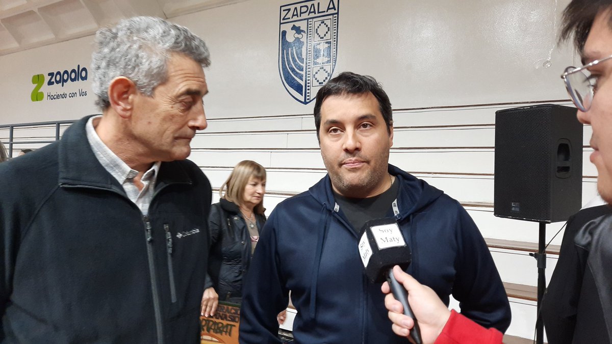 prensa_gabriel's tweet photo. El Intendente @CarlinKoopmann Homenajeo al Profesor #DanielLLorenti y Re Inauguró el Gimnasio Fortabat #SoyMaty @OmarGutierrezOk https://t.co/2eL382wo7y