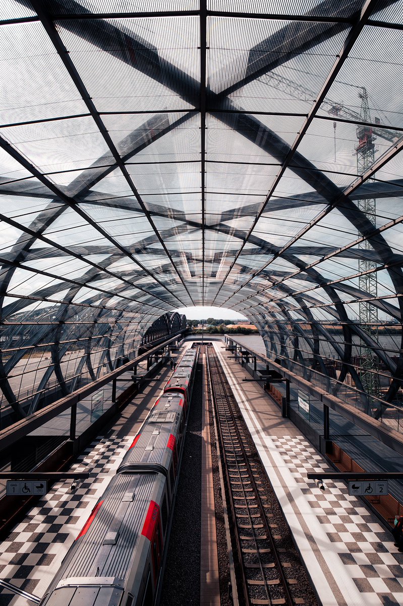 PhilipAchenbac1's tweet photo. A morning well spend in Hamburg on my way back from Sylt. 
#hamburg #photography #leadinglines #nikonphotography #streetphotography #architecture #subway #t https://t.co/3zovQ9UHgu