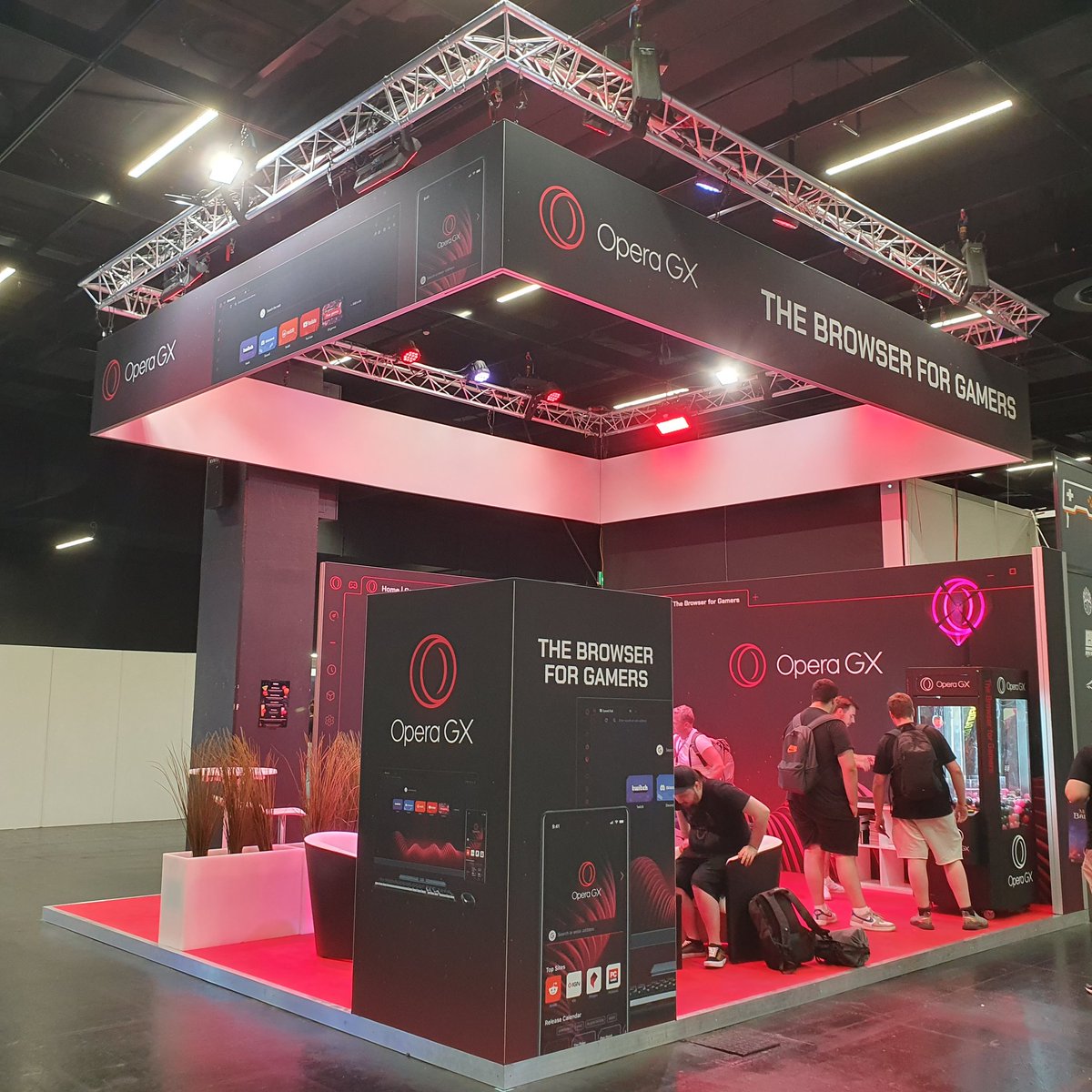 Hardwakening's tweet photo. De passage sur le stand d' @operagxofficial ! #gxgamescom #Gamescom https://t.co/JNgZzhJjwo