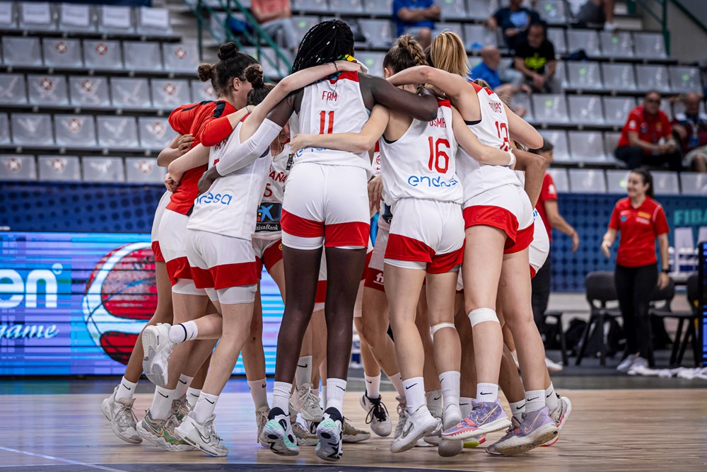 BaloncestoESP's tweet image. 📸 La ALEGRÍA de estar en las SEMIS del #FIBAU16Europe 😊

#U16F 🇪🇸 #SomosEquipo