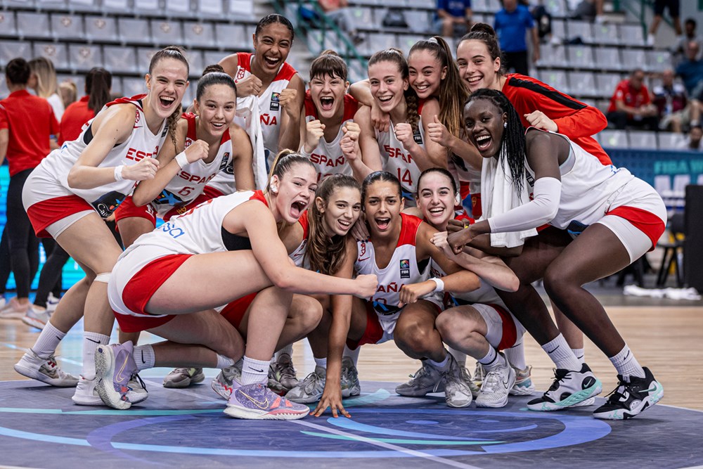 BaloncestoESP's tweet image. 📸 La ALEGRÍA de estar en las SEMIS del #FIBAU16Europe 😊

#U16F 🇪🇸 #SomosEquipo
