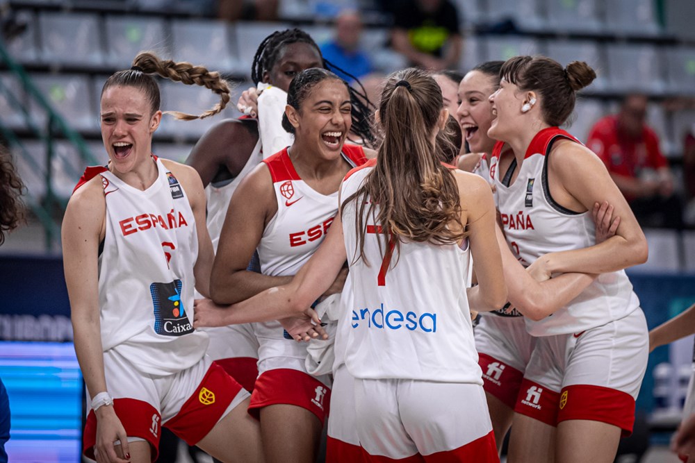 BaloncestoESP's tweet image. 📸 La ALEGRÍA de estar en las SEMIS del #FIBAU16Europe 😊

#U16F 🇪🇸 #SomosEquipo