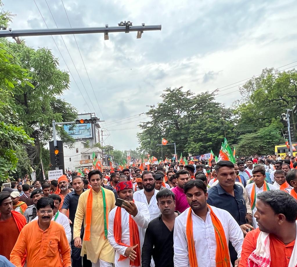 CGAbhishekSingh's tweet photo. जब जब युवा बोला है ।।
राज सिंहासन डोला है ।।
बेरोजगारी के मुद्दे पर युवाओं से वादाखिलाफी व बढ़ते अपराध के विरुद्ध आज भाजयुमो के राष्ट्रीय अध्यक्ष श्री @Tejasvi_Surya जी के नेतृत्व में हल्ला बोल कार्यक्रम में शामिल हुआ।
#BhupeshHaiThugesh https://t.co/Qr0e8LpenE