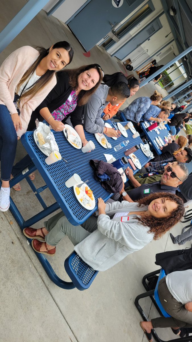 hoppeteacher's tweet photo. Breakfast makes us happy! Best colleagues, full of joy to start the year! #hesdpride https://t.co/vhODn9uM7H