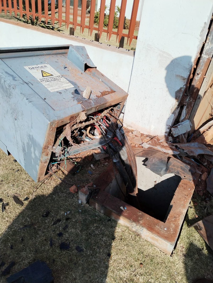 nompume_lelo's tweet photo. @CoE_Call_Centre please can you assist us by restoring power in Rondebult,this was reported this morning, yet nothing has happened. https://t.co/We3TTCVzVV