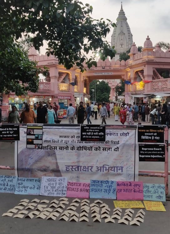 BhuBuzz's tweet photo. विश्वनाथ मंदिर पे आज गुजरात की गैंगरेप पीड़िता बिलकिस बानो को न्याय मिलने की मुहिम के समर्थन में @jacbhu व @dakhal2021 द्वारा हस्ताक्षर अभियान चलाया गया व सुप्रीम कोर्ट के मुख्य न्यायाधीश के नाम पोस्टकार्ड लिखे गए। छात्रों ने सभी 11 अपराधियों की समयपूर्व रिहाई की कड़ी भर्त्सना की https://t.co/if5RhDuWyp