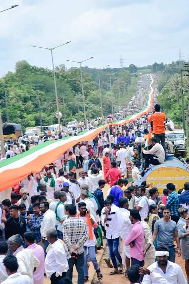 KavithaReddyKR's tweet photo. Not all Super Heroes wear Capes some create World Records, longest #TriColor Rally that put #Kalaghatgi #Alnavar on World Map! 9km long, 9ft wide Tricolor held by over 75000 people! #IndiaAt75 @SantoshSLadINC @SLaadFoundation https://t.co/MlKAfl76BH