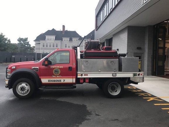 Engine 7 preparing to head out with three of our members to meet up with the District 6B task force.  They will be going to assist at the brush fire at Breakheart Reservation in Saugus.