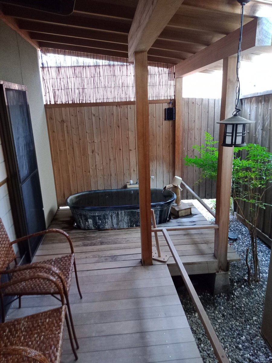 Mirron_22's tweet photo. DMでお誘い頂いた素敵な女性と、大人の温泉旅行。
露天風呂付きの離れは、二人の時間を濃密に過ごせて最高ですね! https://t.co/vGfd2qLFfM
