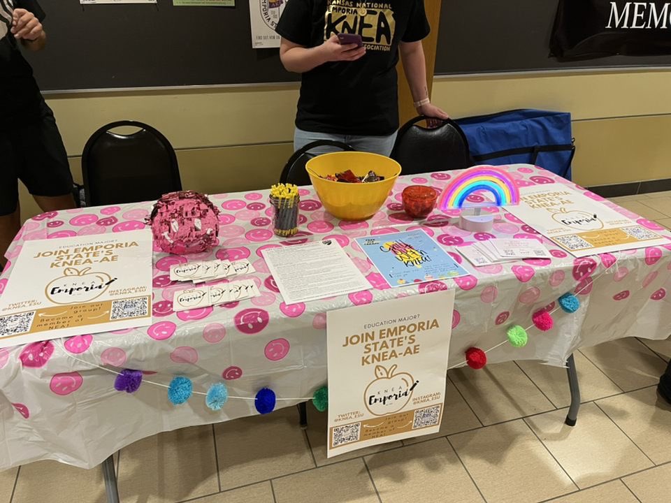 knea_esu's tweet image. Hey Hornets! KNEA-AE is on Main Street sharing info and goodies with all! If you’re an education major we have RSO and scholarship information! Come learn more about our Chill Out event and what we’re about!