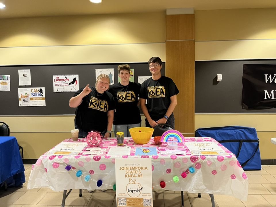 knea_esu's tweet image. Hey Hornets! KNEA-AE is on Main Street sharing info and goodies with all! If you’re an education major we have RSO and scholarship information! Come learn more about our Chill Out event and what we’re about!