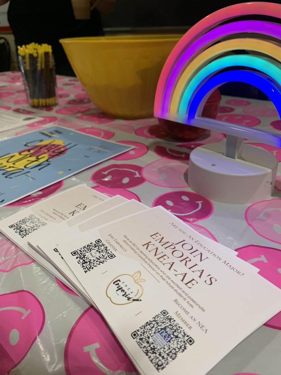 knea_esu's tweet image. Hey Hornets! KNEA-AE is on Main Street sharing info and goodies with all! If you’re an education major we have RSO and scholarship information! Come learn more about our Chill Out event and what we’re about!