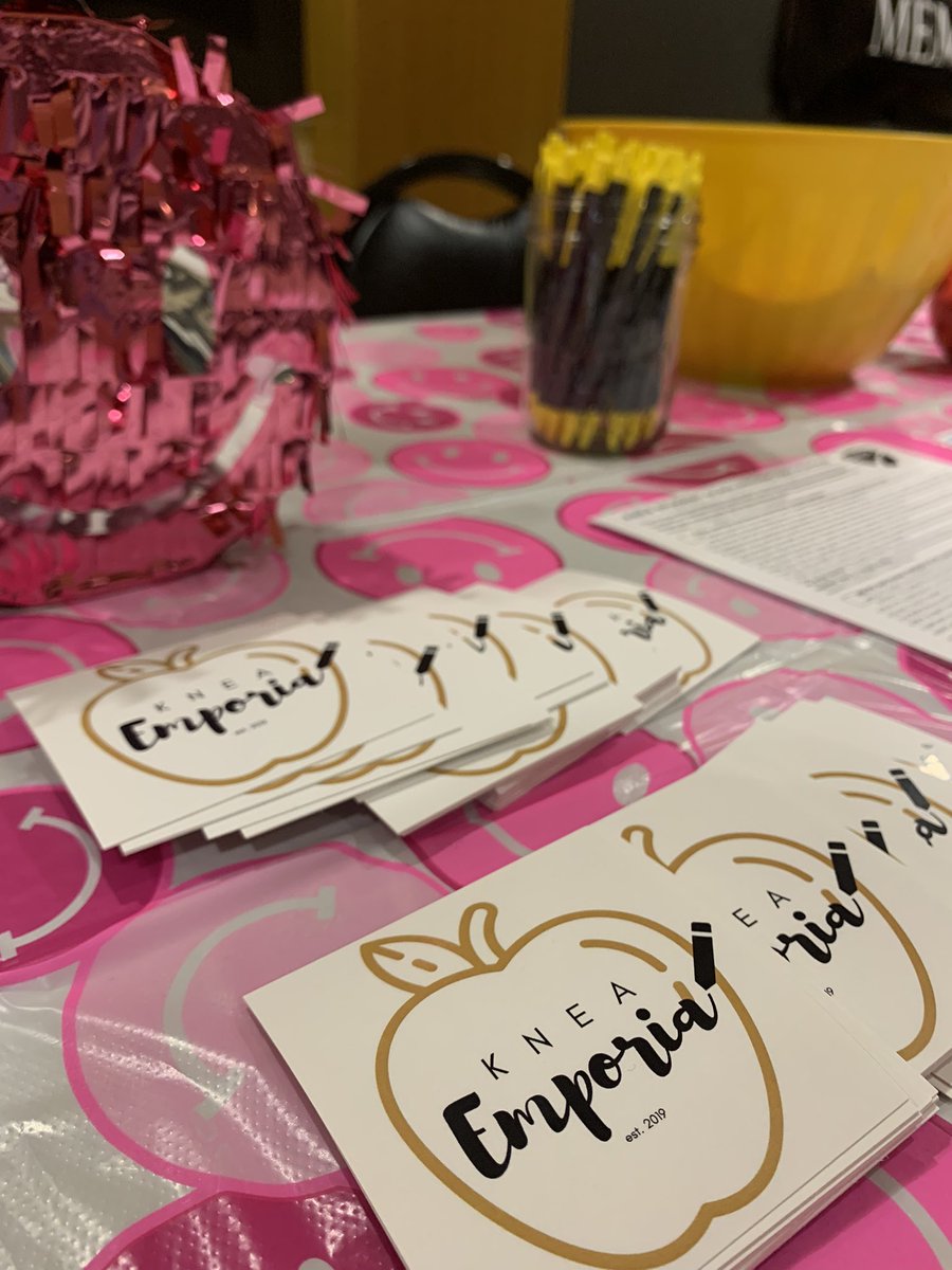 knea_esu's tweet image. Hey Hornets! KNEA-AE is on Main Street sharing info and goodies with all! If you’re an education major we have RSO and scholarship information! Come learn more about our Chill Out event and what we’re about!