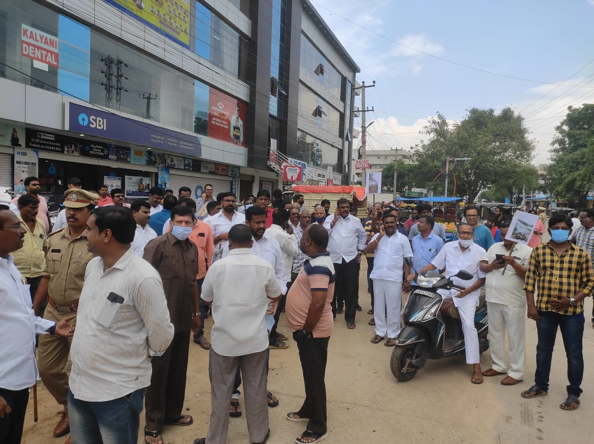 Puzzstranger123's tweet photo. Need answers sir. You can't keep so many people at risk to make money. 1000s r families getting effected due to this bad smell and soil. We need solution on this dumpyard. @GHMCOnline why permission given to construct houses here. To make money?money??Show humanity SAVE US SAVE https://t.co/q4fbXSbpuZ