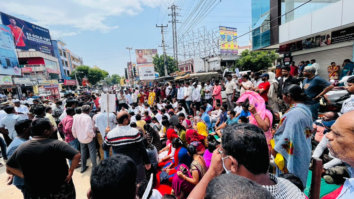 Puzzstranger123's tweet photo. Need answers sir. You can't keep so many people at risk to make money. 1000s r families getting effected due to this bad smell and soil. We need solution on this dumpyard. @GHMCOnline why permission given to construct houses here. To make money?money??Show humanity SAVE US SAVE https://t.co/q4fbXSbpuZ