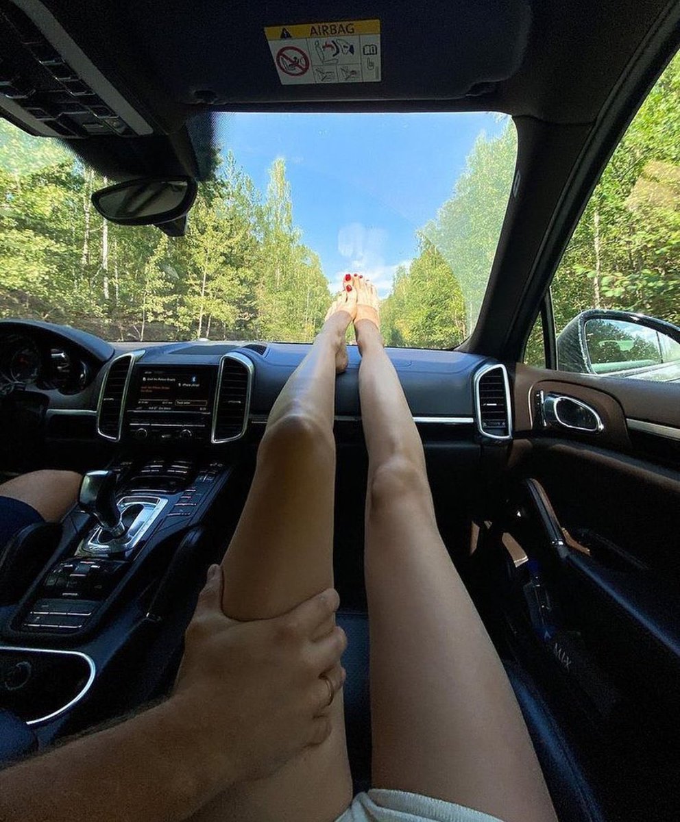 la main sur la cuisse >>>>