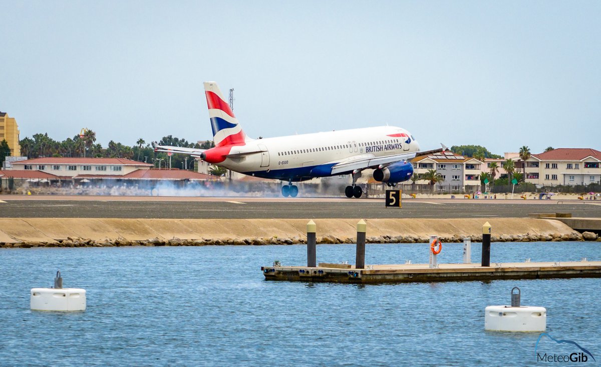 sassworkz's tweet photo. This afternoon's @British_Airways approach and touchdown on the Rock of #Gibraltar via Runway 09
#Easterly #Levante #FlapsDown #Avgeek
24/08 https://t.co/cT232uziFG