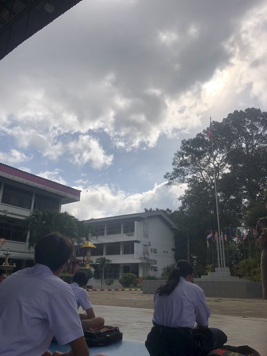 INsider_520's tweet photo. แดด38-39องศา ให้เด็กนั่งตากแดด จนจะเป็นลม บอกว่ารับวิตามิน #โรงเรียนใจกลางป่า https://t.co/jJMuYNwwD2