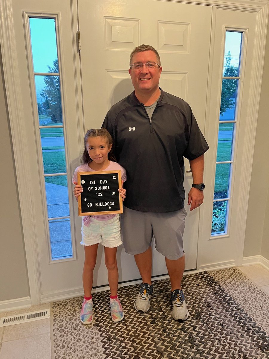 Coachpace82's tweet photo. 1st day of school for these girls @FLBulldogs Proud to be Bulldogs!  #OneDaySmarter https://t.co/OvEQ5RxB3v