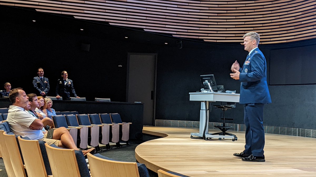 SyracuseOVMA's tweet photo. What a great day welcoming the new students to campus! It feels alive again at @SyracuseU and that includes in the #NVRC where the @det535 class of 2026 freshmen learns more about why SU is #TheBestPlaceForVeterans as they hear from @DrMikeHaynie and Lt. Col. Ryan Lippert. https://t.co/ebEVDdHaHx