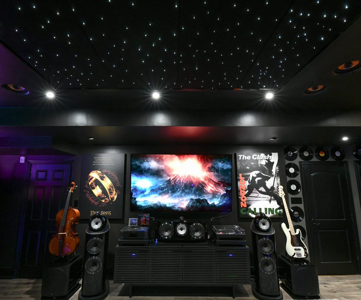 Valencia Theater Seating tweet media