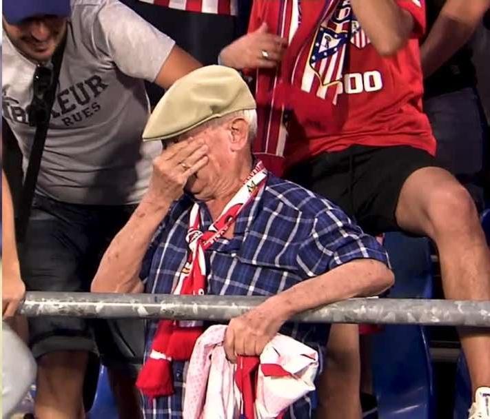Se acabó el alegrar a niños y hacer feliz a la afición con detalles como regalar su camiseta a la grada.

Hacéis todo mal <a href="/Atleti/">Atlético de Madrid</a>.
