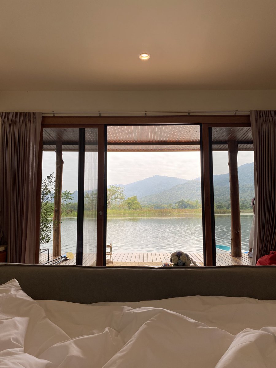 Up2meP's tweet photo. Lakeview floating Villas กาญจนบุรี บรรยากาศดีมาก เงียบสงบ เหมาะแก่การมาพักผ่อน มีกิจกรรม พายเรือคายัค (ฟรี) เจ็ทสกี ล่องเรือชมวิว (มีคชจ.เพิ่มเติม) แถมมีคาเฟ่อยู่ด้านบนอีก มา1ได้ถึง2ไปเลย #กาญจนบุรี #รีวิวกาญจนบุรี #รีวิวที่พัก #ThailandTravel #รีวิวที่พักกาญ @Review_Thailand https://t.co/TYActLWB52