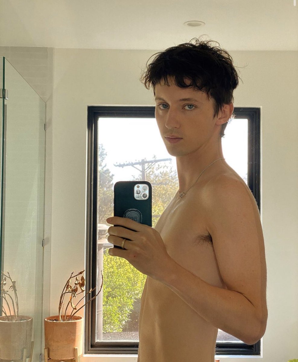 UpdatedTS's tweet photo. 📸| “Don’t forget to slay today”

Troye on his Instagram!   
© troyesivan https://t.co/QnMUOoo1hM