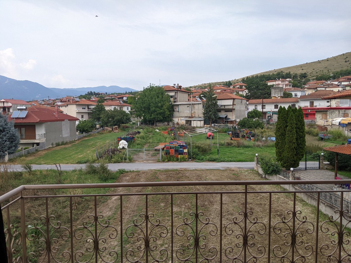 towalkandtalk's tweet photo. Tag/day #34: eigentlich einfache 20km bergab von 1100m mit blick auf den #vegoritida-see, war aber von 15km ausgegangen und deshalb demoralisiert: viel psychologie dabei. bleibe (deshalb) 2 nächte in hotel in #arnissa. luxuriös für mich grad. alles gewaschen und lange geduscht 😅 https://t.co/31FA2mBD6d
