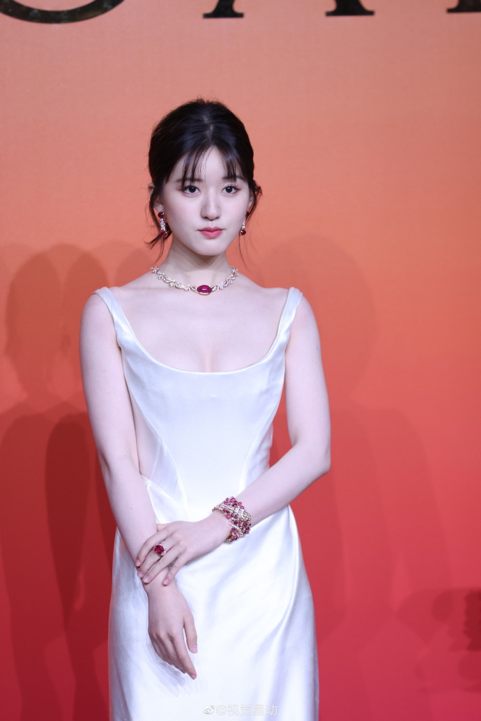a11ae12's tweet photo. สวยมากลูกกกกกกก #ZhaoLusiBVLGARI
#จ้าวลู่ซือ #赵露思 #Zhaolusi https://t.co/ztGYV3lpRi