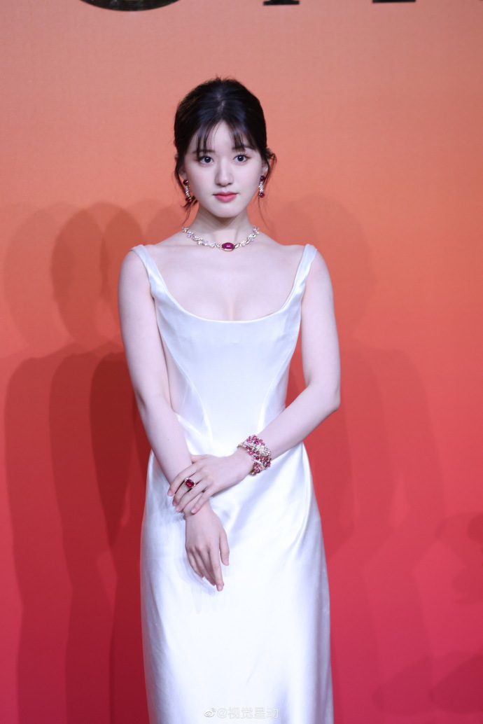 a11ae12's tweet photo. สวยมากลูกกกกกกก #ZhaoLusiBVLGARI
#จ้าวลู่ซือ #赵露思 #Zhaolusi https://t.co/ztGYV3lpRi