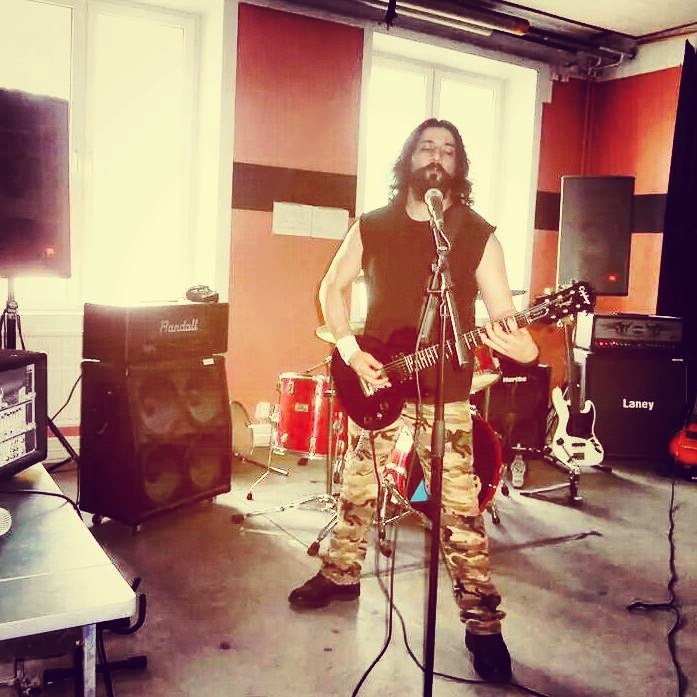 poriamaftoon's tweet photo. #Endwayz #blackmetal #Metal #music #new #jacksonguitar #PoriaMaftoon #HeavyMetal #epiphone #ibanez #randall #laney #jbl #yamaha #sweden #skåne #karlskrona #metalmusic #singer #songwriter #Poria https://t.co/vSVAXJDYFz