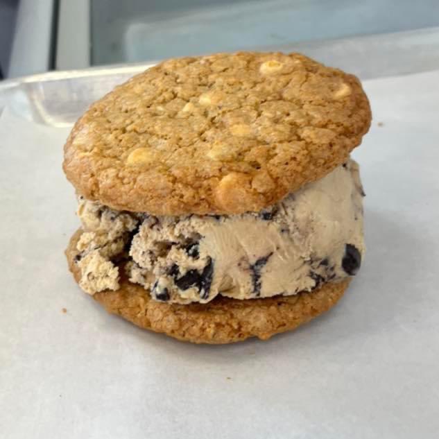 adrians_cb's tweet photo. Back for a limited time! Cinnamon Oatmeal White Chocolate Chip! https://t.co/g3xeTp66t0