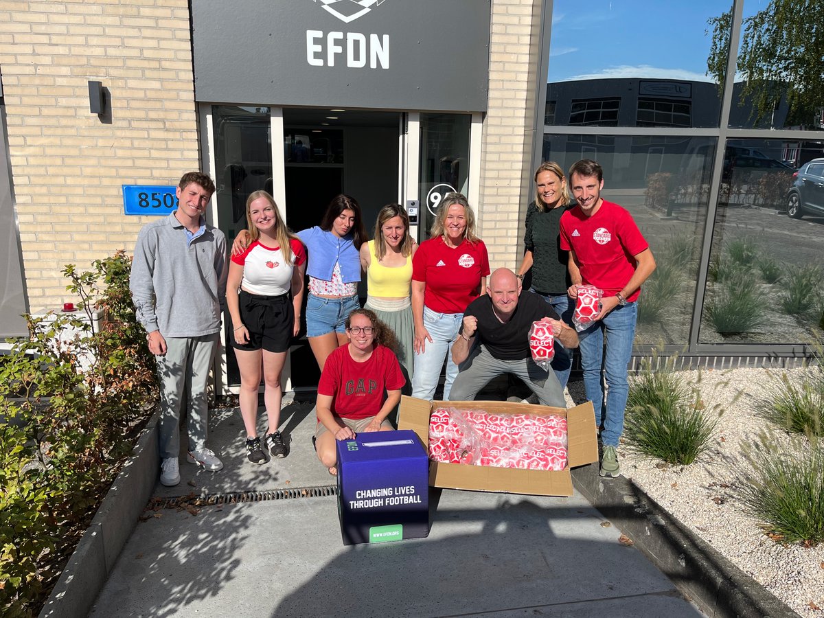 EFDN_tweets's tweet photo. Great visit of the delegation of 🇧🇪Standard Engagé of @Standard_RSCL yesterday, bringing a donation of 200⚽️for #Footballforpeace kids in the Lviv #refugee center! Merci infiniment #RSCL!
#Morethanfootball
#CSRinFootball https://t.co/fEm1RH8H8W