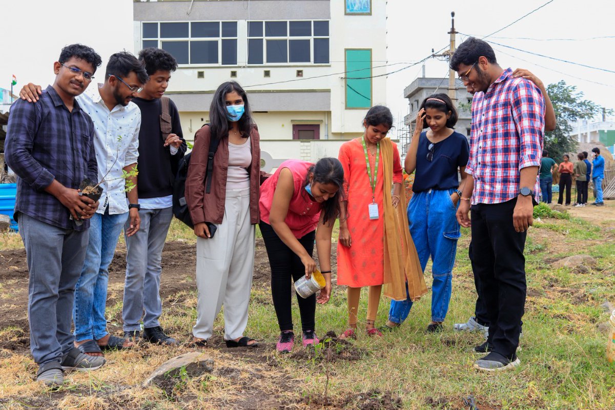 SRMUAP's tweet photo. Today, the campus celebrated Founder’s Day with festivity. Prerana Vanam, planting diverse array of saplings, is nothing less than an embodiment of the core value of SRMAP:  well-rooted #academia that extends the branches of #wisdom for generations to come.
#FoundersDay2022 https://t.co/luwLa8DfsY