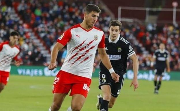 Štoper 🇪🇸 <a href="/U_D_Almeria/">UD Almería</a> Srđan Babić, 26, trebao bi postati novi reprezentativac BiH. 👀⚠️

Rođeni banjalučanin u karijeri je igrao za sve omladinske selekcije Srbije. Od prošle godine nastupa u dresu Almerije gdje je standardan u početnom sastavu. 🇷🇸🇧🇦 [Sportske] #BIH