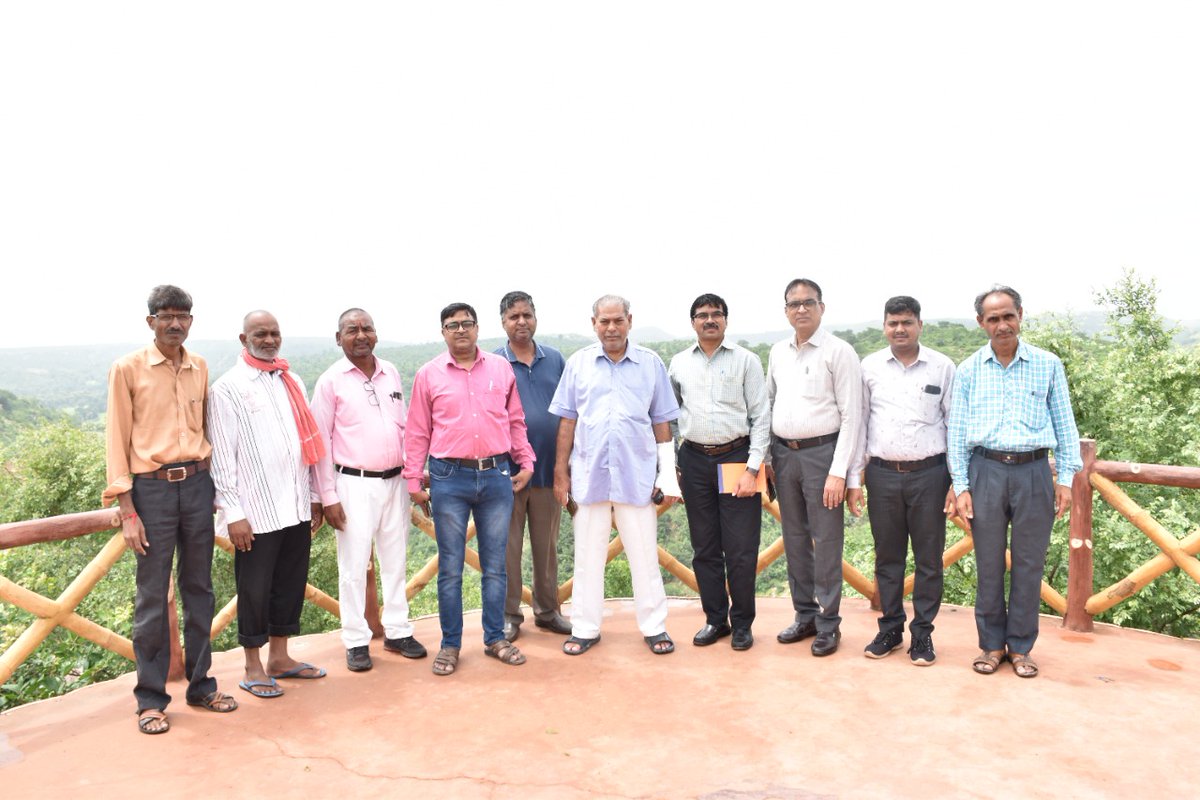 infomahisagar's tweet photo. સલાહકાર, રાષ્ટ્રીય અનુસૂચિત જનજાતિ આયોગશ્રી રવિ શંકર અને શ્રી ડો.ઘરમ વીર શર્મા એ ગુજરાત, રાજસ્થાન અને મધ્યપ્રદેશના ત્રિ-ભેટે મહીસાગરના આરે પ્રકૃતિ-પહાડોના ખોળે અરવલ્લીની ગીરીકંદરામાં વસેલુ માનગઢધામ ની ફિલ્ડ વિઝિટ અને રિસર્ચ માટે મુલાકાત લીધી
@InfoGujarat @CMOGuj https://t.co/Mk0RXlyxnz