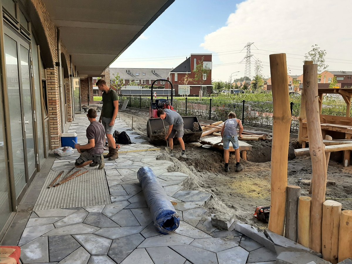 Bureau_RIS's tweet photo. Bij de nieuwe locatie van @SDKkinderopvang in de wijk #Wilgenwende in Dordrecht zijn we gestart met de aanleg van de groene en avontuurlijke buitenruimte.
#natuurlijkspelen #groenekinderopvang #GroenCement #parkstenen #infiltratie #biodiversiteit https://t.co/3XdTA8YhdK